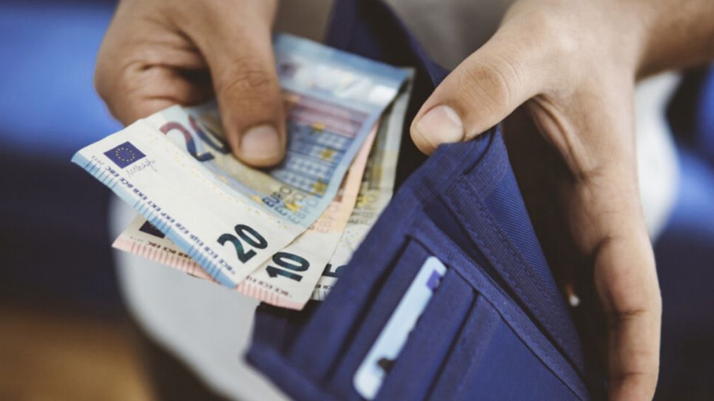 Средняя зарплата в Болгарии в четвертом квартале 2025 года достигла 1369 евро