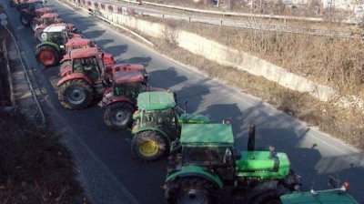 Тракторы идут в Софию &ndash; к протестам в стране подключились и зернопроизводители