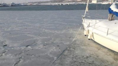 Море у берегов города Бургас замерзло