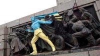 Акция протеста перед памятником Советской армии в Софии