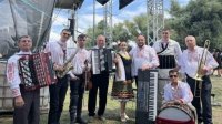Болгары в Молдове представили свой фольклор у озера Белеу