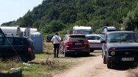 С пляжа в местности Карадере у Черного моря убирают палатки и автодома