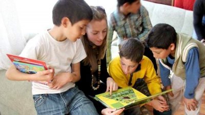 Добровольцы из фонда &laquo;Подарите книгу&raquo; помогают брошенным детям научиться читать