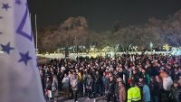 Тысячи вышли на митинг в поддержку правительства