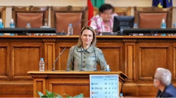 Спикером парламента вновь избрана Ива Митева