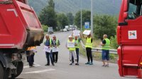 Продолжаются протесты дорожных строителей в стране