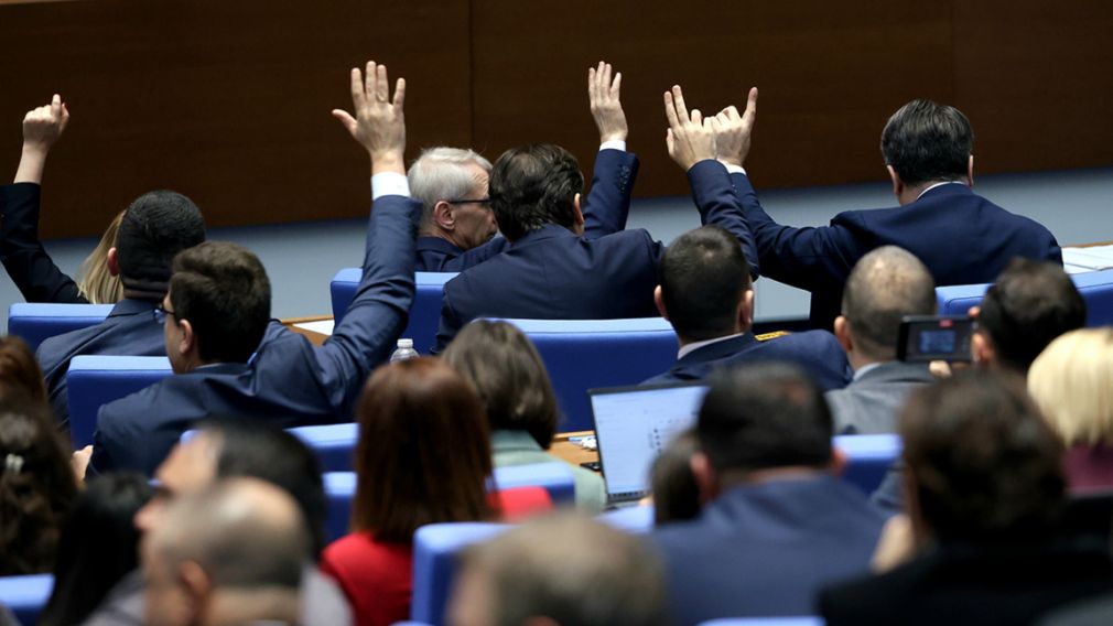 Депутаты единогласно проголосовали за отставку правительства