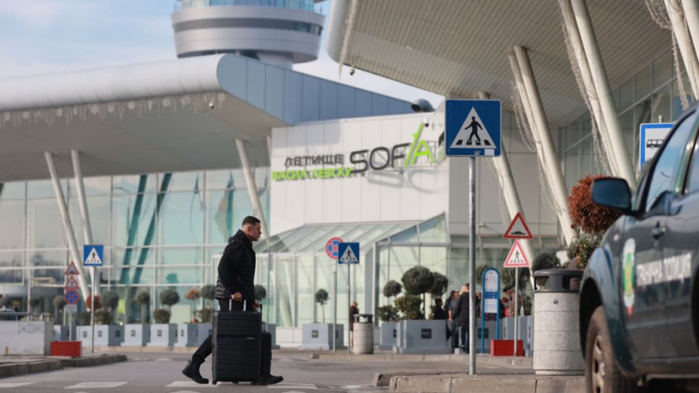 Аэропорт Софии восстановил нормальную работу после ураганного ветра