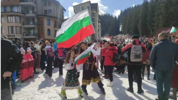Лыжники в народных костюмах отметили спуском 3 марта в Пампорово
