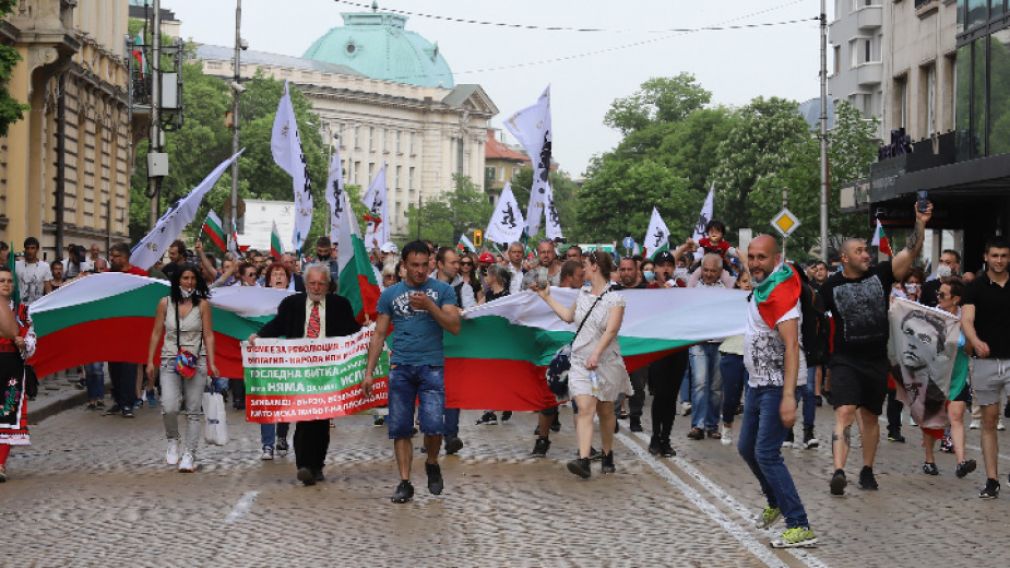 Десятки граждан снова вышли на протест перед зданием Парламента