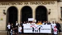 Отцы вышли на акцию протеста с требованием равных прав после развода