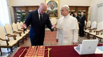 Росен Желязков подарил Папе Льву XIV специально изготовленное литургическое облачение