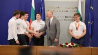 Росен Желязков вручил национальный флаг олимпийским командам по естественным наукам