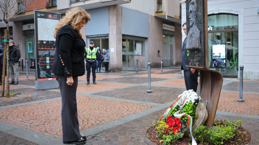 Президент Йотова поклонилась барельефу Левского в Монце