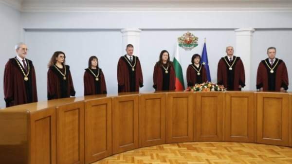 Новые конституционные судьи принесли присягу
