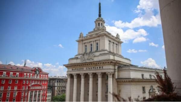 82 % болгар считают, что НС выбирает приближенных к политическим силам лиц