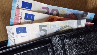 В будущем году зарплаты госслужащих возрастут на 5%, пенсии &ndash; на 8%