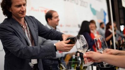 Трифон Зарез&aacute;н &ndash; праздник, который начинается с труда виноградарей и знаменуется бокалом вина за торжественным столом