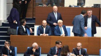 Парламент обсуждает пятый вотум недоверия