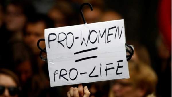 Европарламент решил: Право на аборт должно стать частью Хартии основных прав ЕС