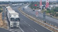 На границе с Турцией напряженный грузовой трафик