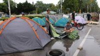 Непогода не снижает решимость протестующих против правительства