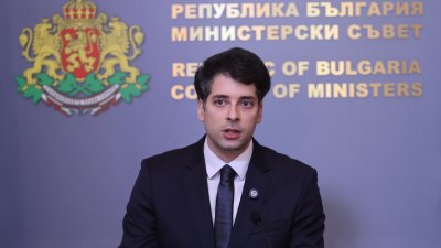 Вице-премьер Пеканов выступает против резкого сокращения бюджетного дефицита