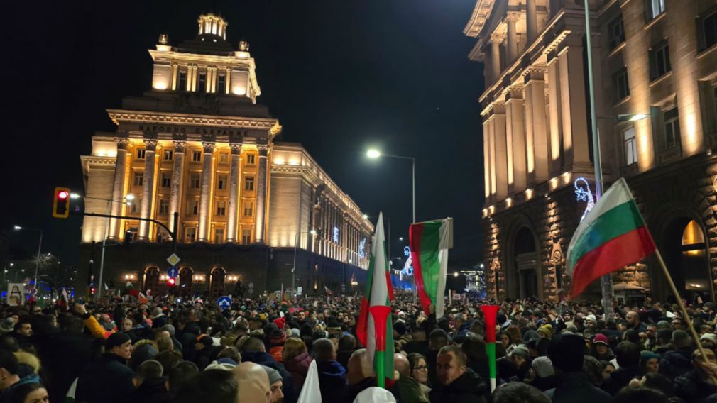 Массовые антиправительственные протесты по всей Болгарии перед вотумом недоверия