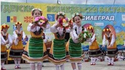 Наталия Киселова вручает призы победителям пасхального конкурса в Босилеграде