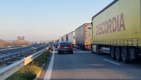 Очередь грузовиков дожидается проезда в Турцию