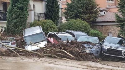 Из затопленного курортного поселка &quot;Елените&quot; эвакуируют людей