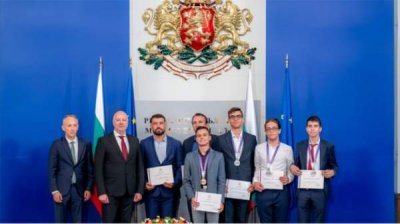 Премьер вручил награды школьникам, завоевавшим медали на олимпиадах по естественным наукам