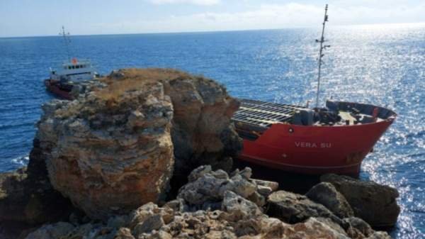 Грузовое судно село на мель у Камен-Бряг