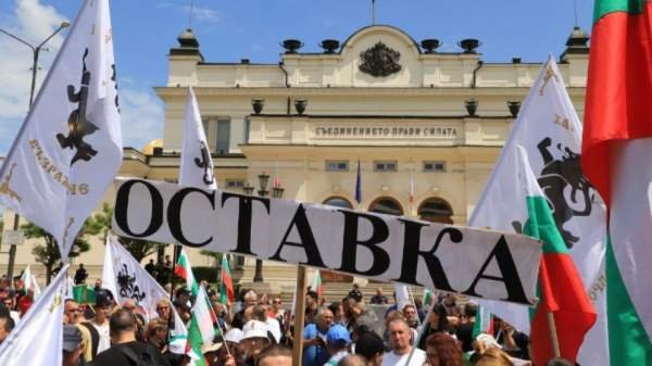 Протест против нового правительства у Парламента