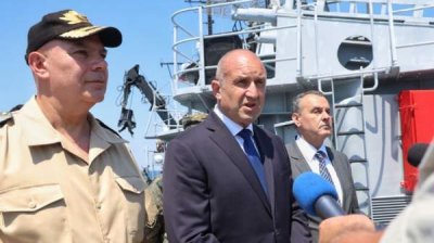 С борта фрегата "Дерзких" президент призвал к продолжению модернизации ВМС