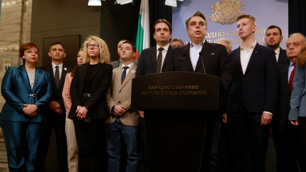 Оппозиция внесла в парламент вотум недоверия правительству и готовит протесты