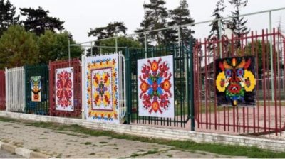 Диана Димитрова преображает окружающую среду &laquo;вышивками&raquo; из пластиковых крышек