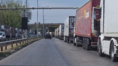 Автофуры 30 часов дожидаются проезда через &laquo;Дунай мост&raquo; у Русе в направлении Румынии