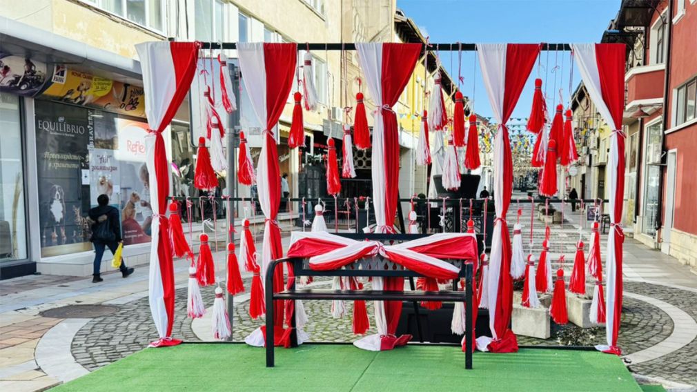 Во Враце встречают Бабушку Марту живой мартеницей