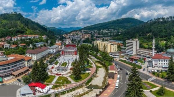 Старый рудник в центре Мадана встречает туристов