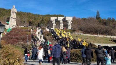 В Калофере почтили память поэта-революционера Христо Ботева и танцевали "ледяное хоро"