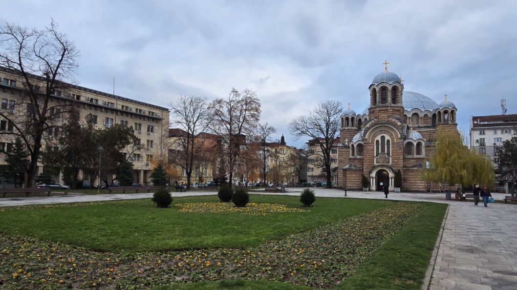 Остается тепло для сезона, со слабыми осадками на востоке и в горах