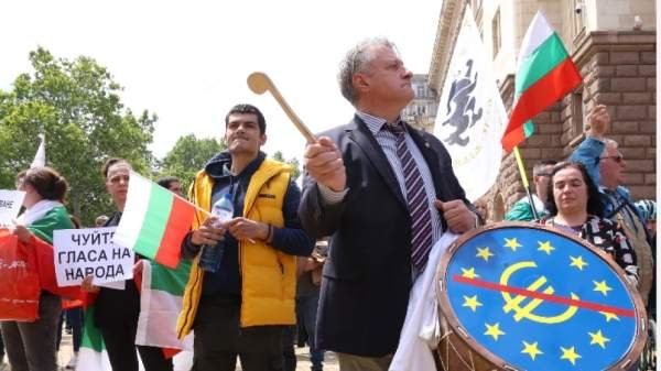 Протестующие против евро: 