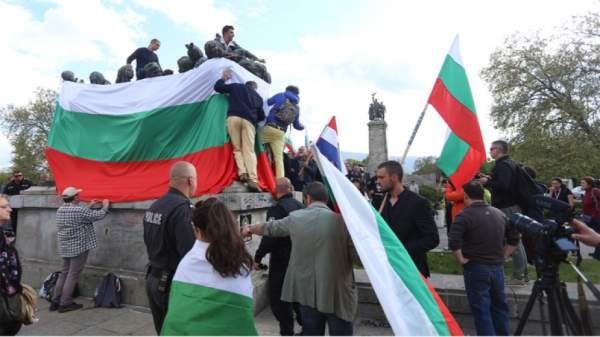 Протесты «за» и «против» обвертывания памятника Советской армии