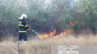 Более 100 человек тушат пожар между селами Здравец и Бенковски