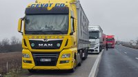 Дальнобойщики дожидаются проезда в Турцию