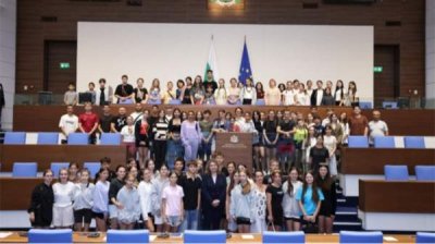 Народное собрание приветствовало детей из болгарской общины в Молдове