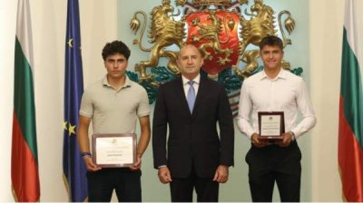 Теннисисты Иван Иванов и Александр Васильев с наградами от президента