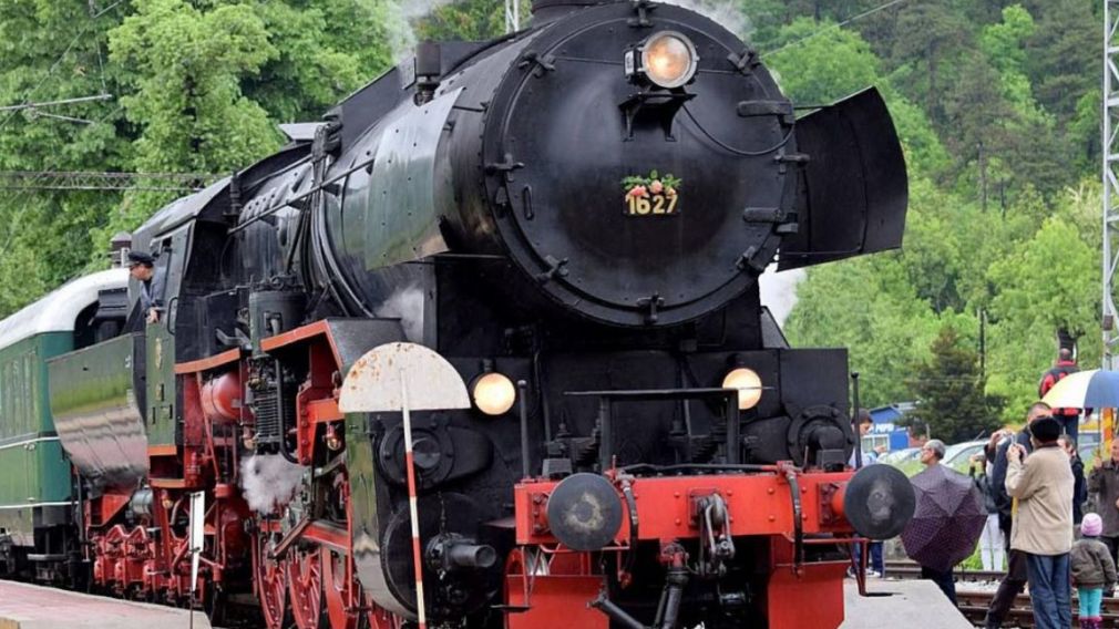 Дед Мороз и Снегурочка будут радовать детей в ретропоездах