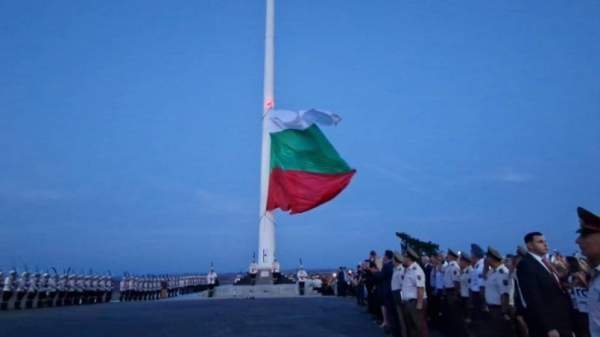 Болгарский флаг на холме 